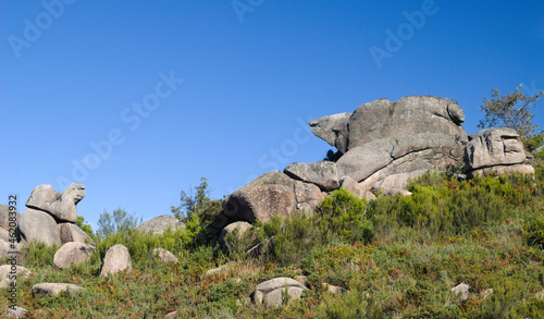 Paisagem de montanha com pedras em forma de família de ursos - urso grande e um urso pequeno,  virados de frente um para o outro photo