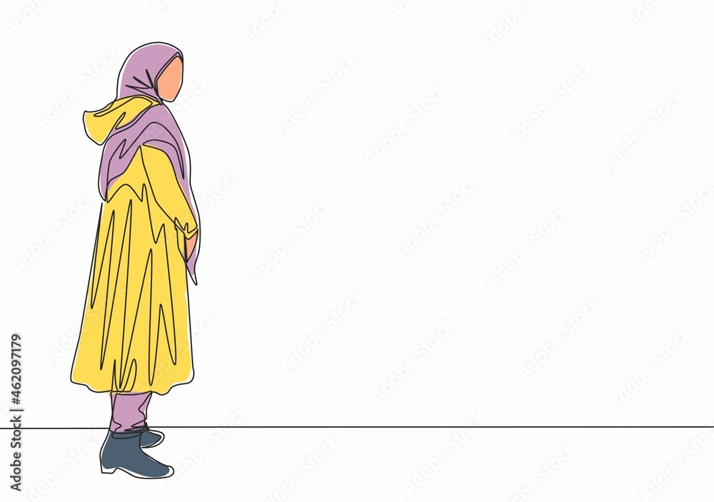 Single continuous line drawing of young beautiful muslimah with headscarf standing on city street. Beautiful Asian woman model in trendy hijab fashion concept one line draw design vector illustration