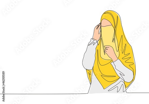 One continuous line drawing of young happy cute saudi arabian muslimah wearing burqa with veil hijab. Traditional Islamic beauty woman niqab dress concept single line draw design vector illustration