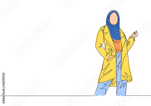 Single continuous line drawing of young happy beautiful muslimah on Islamic cloth pose nicely. Beauty malay women model in trendy hijab fashion concept one line draw design vector illustration