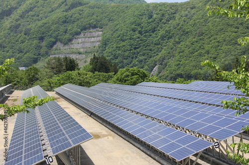 山の中に整然と並ぶソーラーパネル(太陽光発電設備)