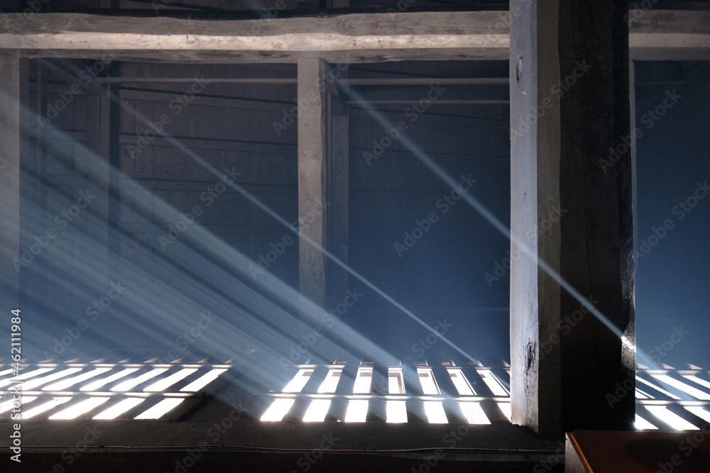 Fototapeta premium 窓の隙間から入る古民家の光 Light of an old folk house entering through a window