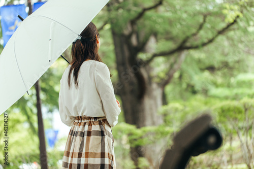 新緑の風に吹かれる女性　
公園で待ち合わせをする女性　
傘をさす女性 photo