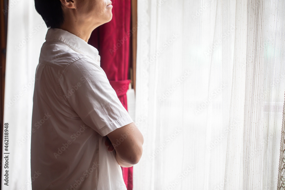 腕組みをする男性
腕を組んで考え事をする男性 腕組みをする男性
腕を組んで考え事をする男性