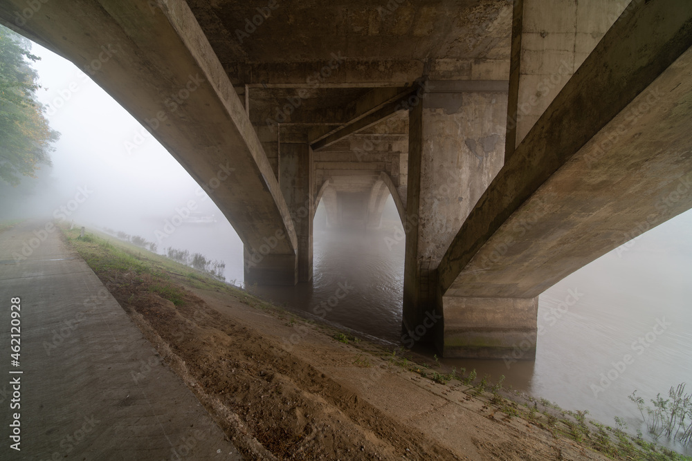 Obraz premium under the bridge with fog