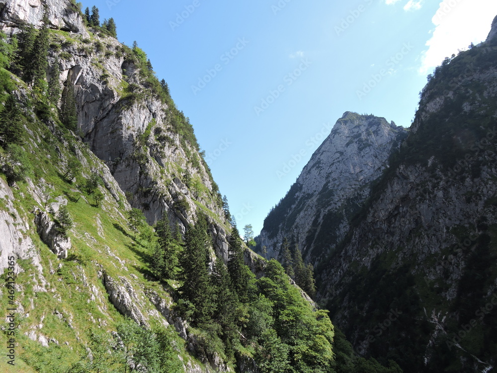 Alpental mit steilen Bergen