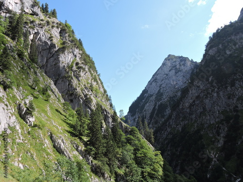 Alpental mit steilen Bergen