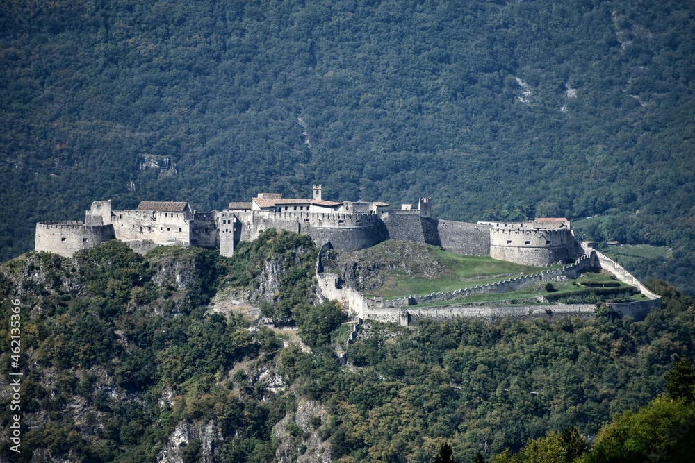 Castel Beseno in Vallagarina vicino Folgaria in Trentino con raggi di sole