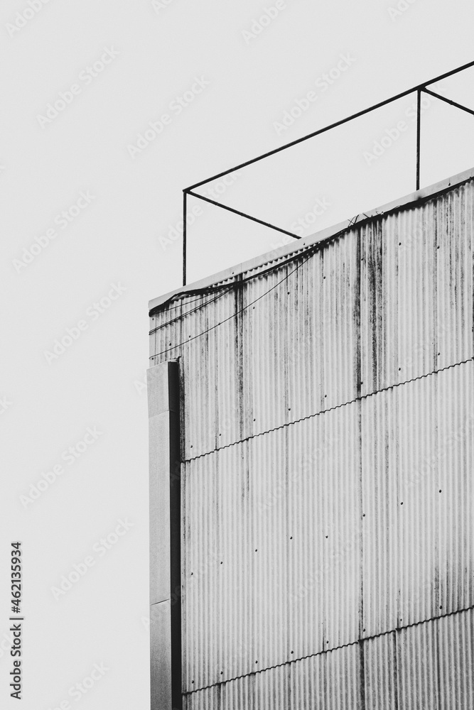 Fototapeta premium Edificio blanco tender blanco y negro