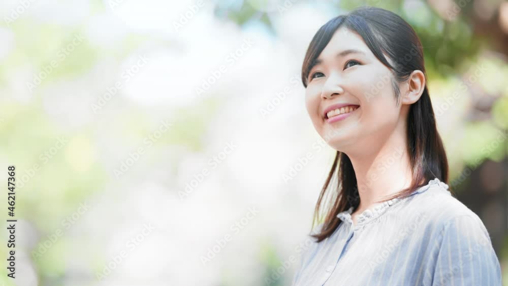 笑顔の若い女性 笑顔の若い女性
