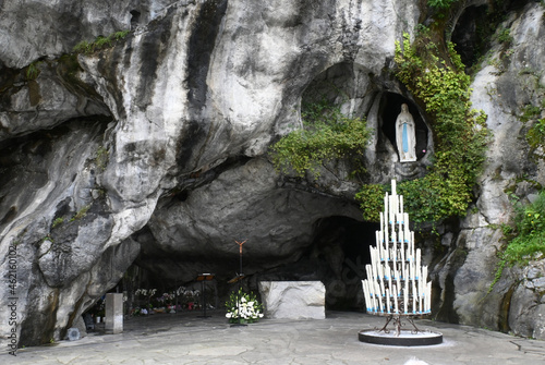Lourdes, ville des miracles et des pèlerins venus prier la Vierge Marie devant la grotte de Bernadette Soubirous et allumant des cierges photo