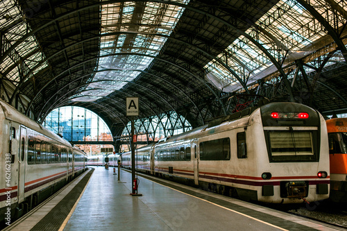 Trenes de pasajeros parados en estación de tren. Comunicaciones y transportes industriales y urbanos 