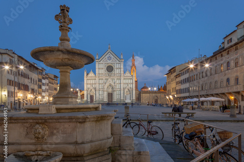 Firenze. Basilica di Santa Croce con fontana, nell' 
 omonima piazza al crepuscolo.
