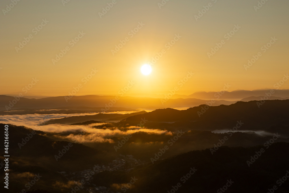 神威岳からの朝日と雲海