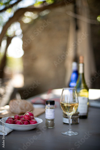 Verre de vin et table de campagne   t   en ext  rieur avec flou s  lectif