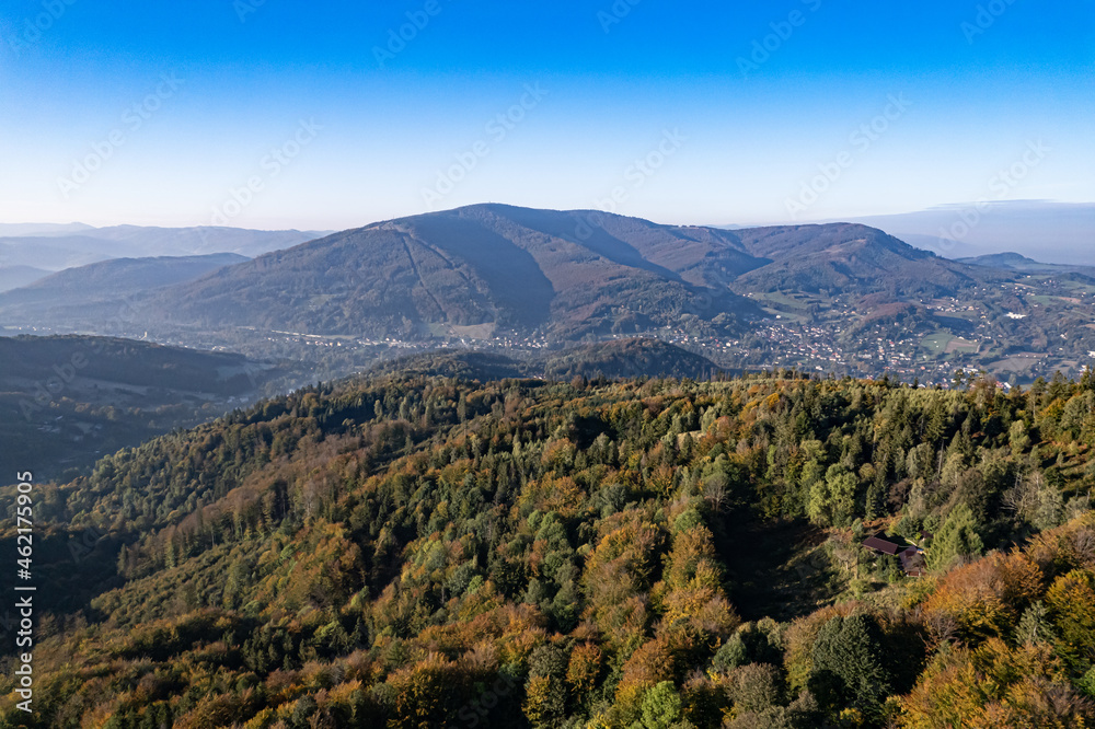 Jesień w górach, Beskid Śląski w Polsce z lotu ptaka. Okolice Ustronia i Wisły
