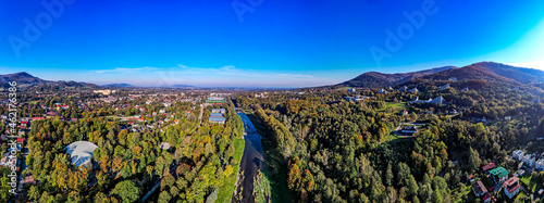 miasto w górach, Ustroń, Beskid Śląski w Polsce jesienią z lotu ptaka