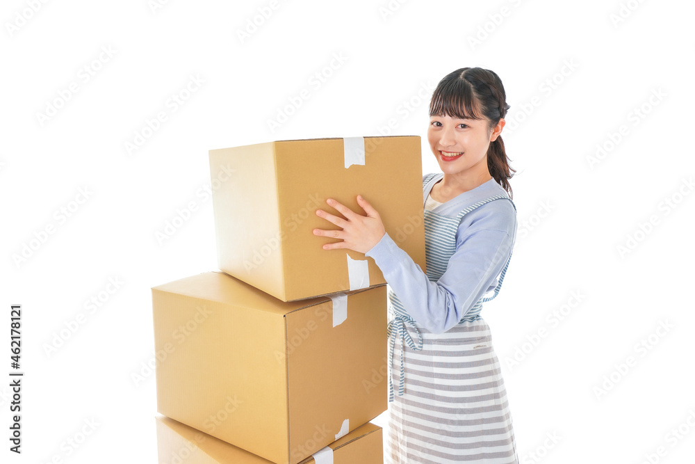 断捨離をする若い女性