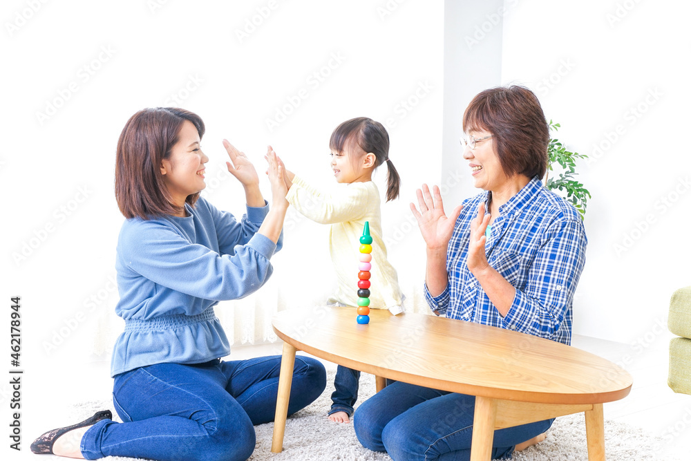 子供と遊ぶ幸せな家族イメージ 子供と遊ぶ幸せな家族イメージ