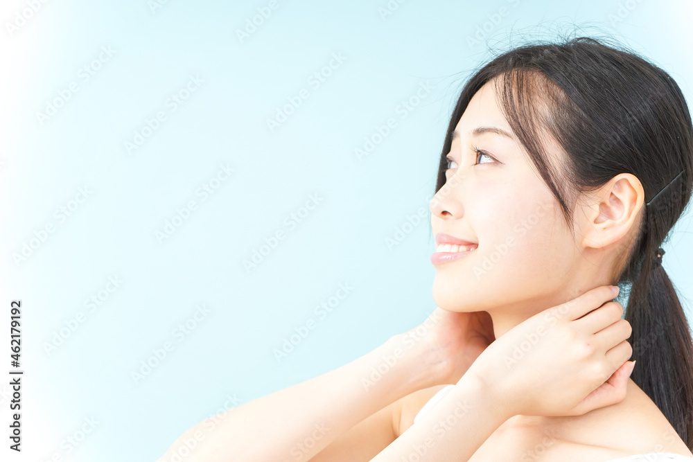 ボディケアをする若い女性 ボディケアをする若い女性