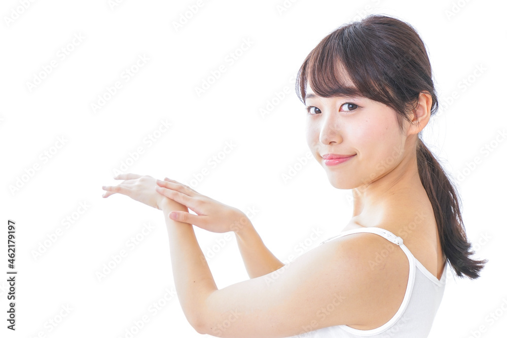 クリームを塗る若い女性