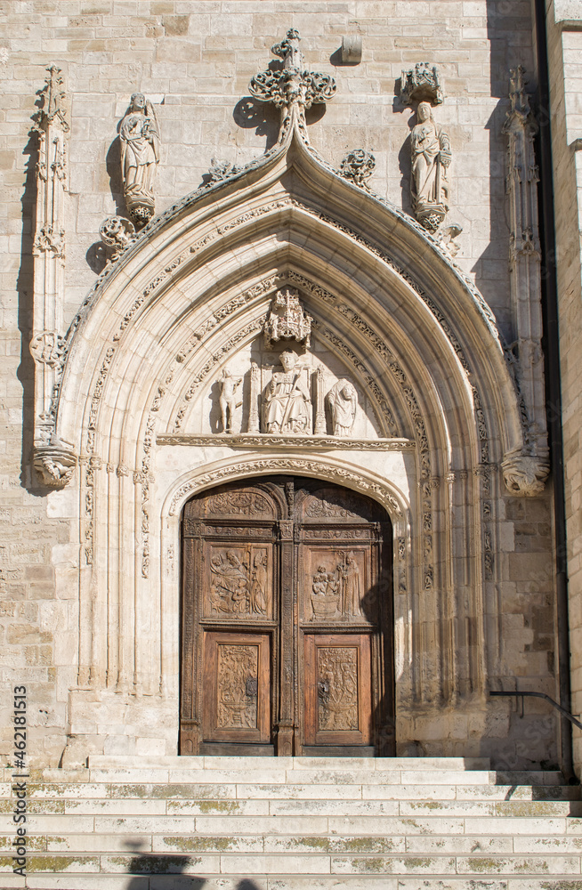 Entrada principal iglesia San Nicolás de Bari en Burgos, España