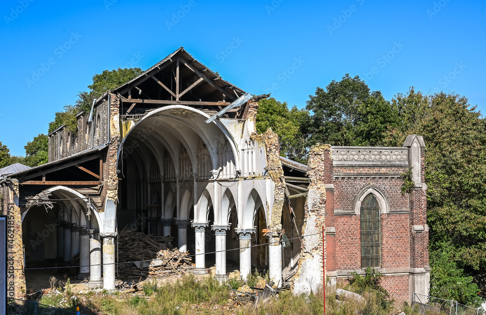 Fototapeta premium eglise religion immobilier culte detruite destruction chantier travaux Lodelinsart belgique