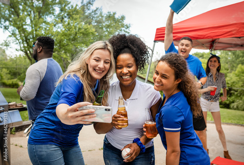 Canvas Print Friends taking a selfie at a tailgate party