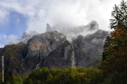 Alpes - Montagnes - Savoie - Sommets enneigés - Brume - Nature Sauvage - Nature préservée