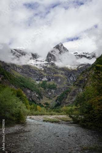 Alpes - Montagnes - Savoie - Sommets enneig  s - Brume - Nature Sauvage - Nature pr  serv  e