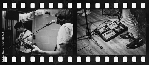 Foto Rock band guitarist performing repetition in recording studio