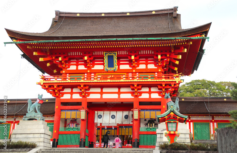 Temple facade and Inari fox statues in Fushimi Inari shrine, Kyoto, Japan Temple facade and Inari fox statues in Fushimi Inari shrine, Kyoto, Japan