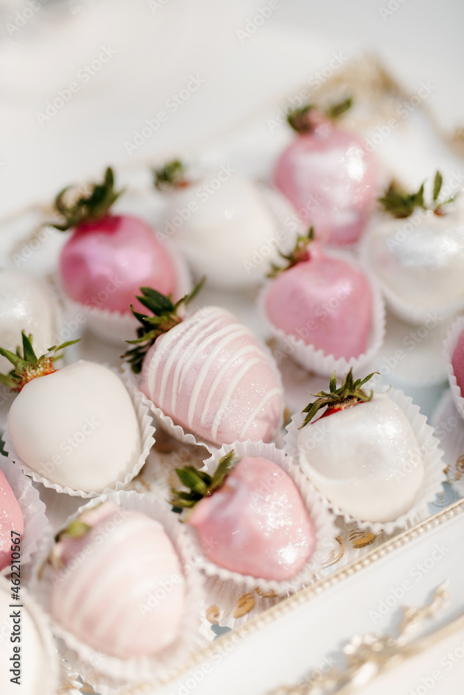 welcome buffet with alcohol and cupcakes welcome buffet with alcohol and cupcakes