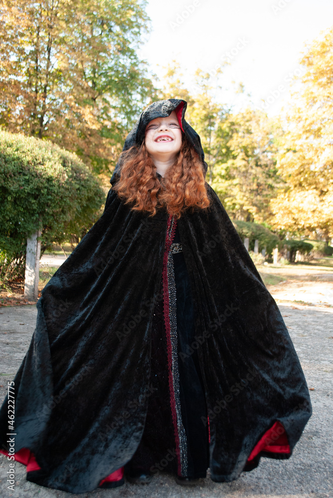 Naklejka premium a girl in a witch costume for Halloween