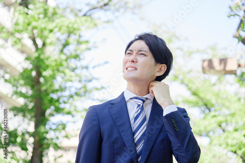 ビジネスマン　真夏日　屋外