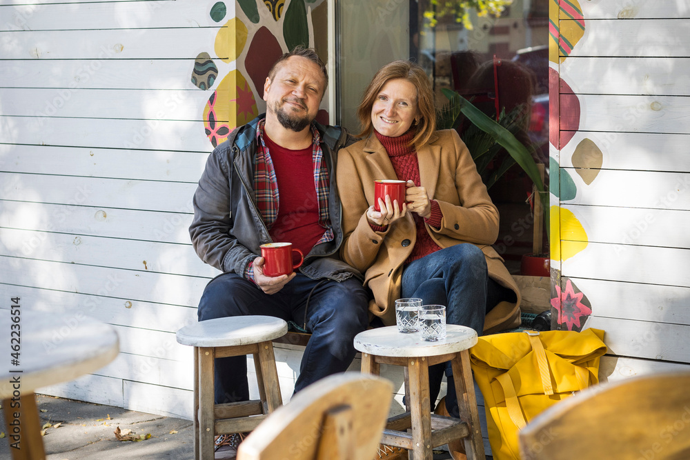 Obraz premium man and a woman in a cafe drinking coffee