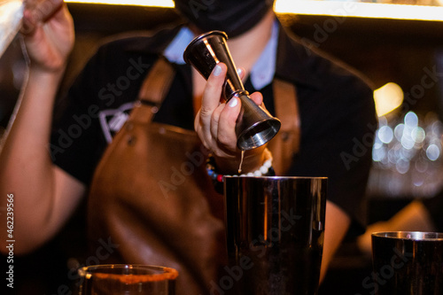 Barman preparando cocktail