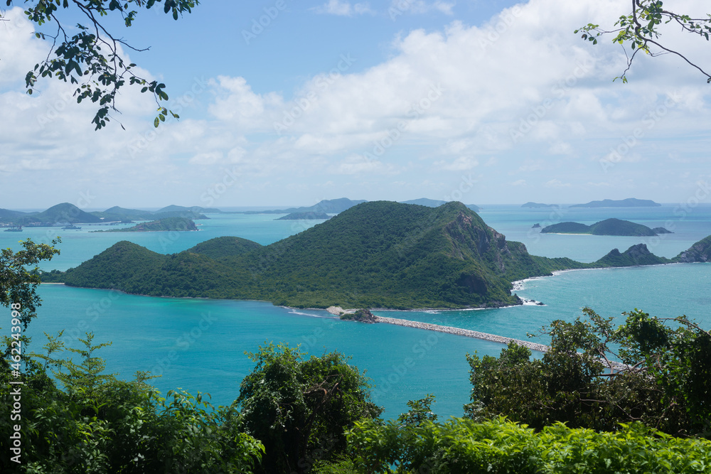 Obraz premium Panoramic view with island on blue sky and clouds