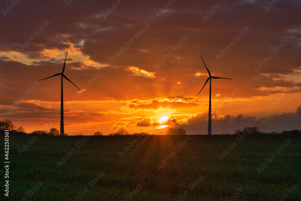 Obraz premium Windkraftanlagen in der untergehenden Sonne