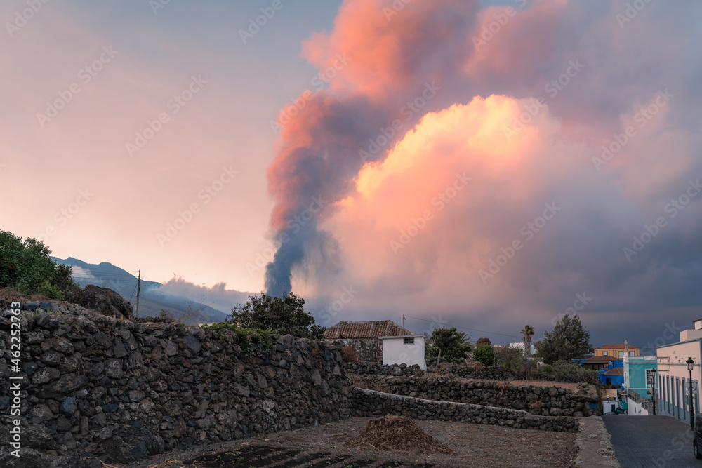 Fototapeta premium Beautiful sunrise in El Paso with the eruption of Cumbre Vieja Volcano in the background. La Palma. Canary Islands. Spain