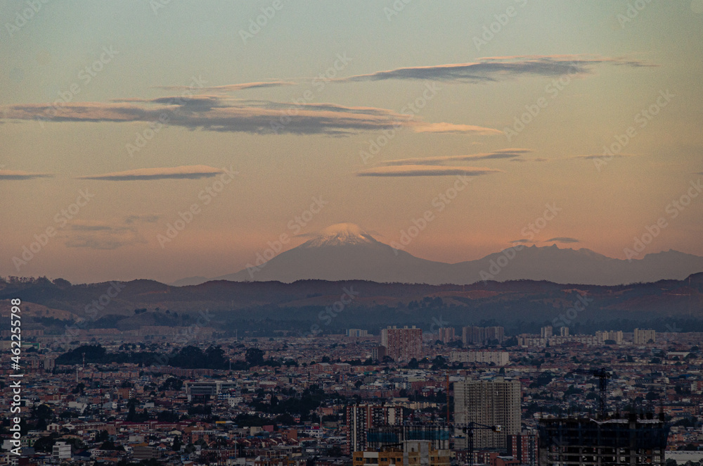 Obraz premium Landscape shot of nevado del tolima against the cityscape of bogota