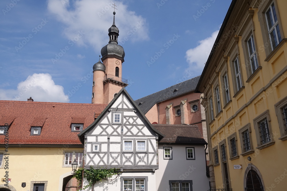 Fototapeta premium Fachwerkhaus und Kirche in Eibelstadt