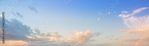 Foto clouds and evening sky,Real majestic sunrise sundown sky background with gentle colorful clouds without birds