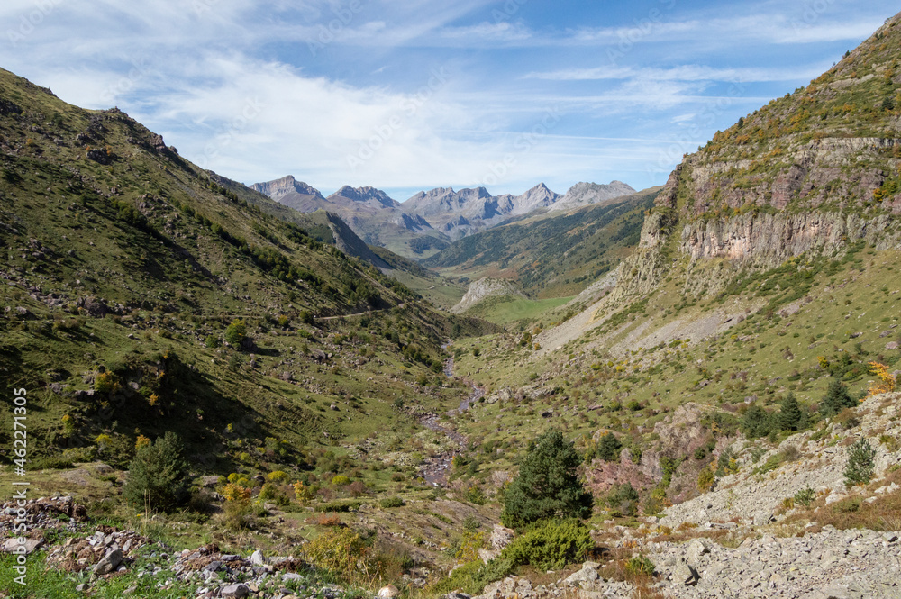 Obraz premium Paisaje de alta montaña pirenaico en el Valle de Hecho donde recorren sus cristalinas aguas el río Aragón Subordán junto a extensas y verdes praderas. 