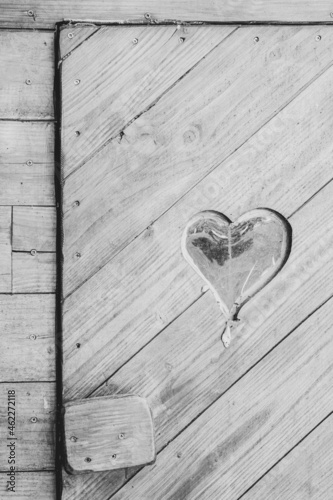 Glass heart on wooden background Corazón de cristal sobre fondo de madera 