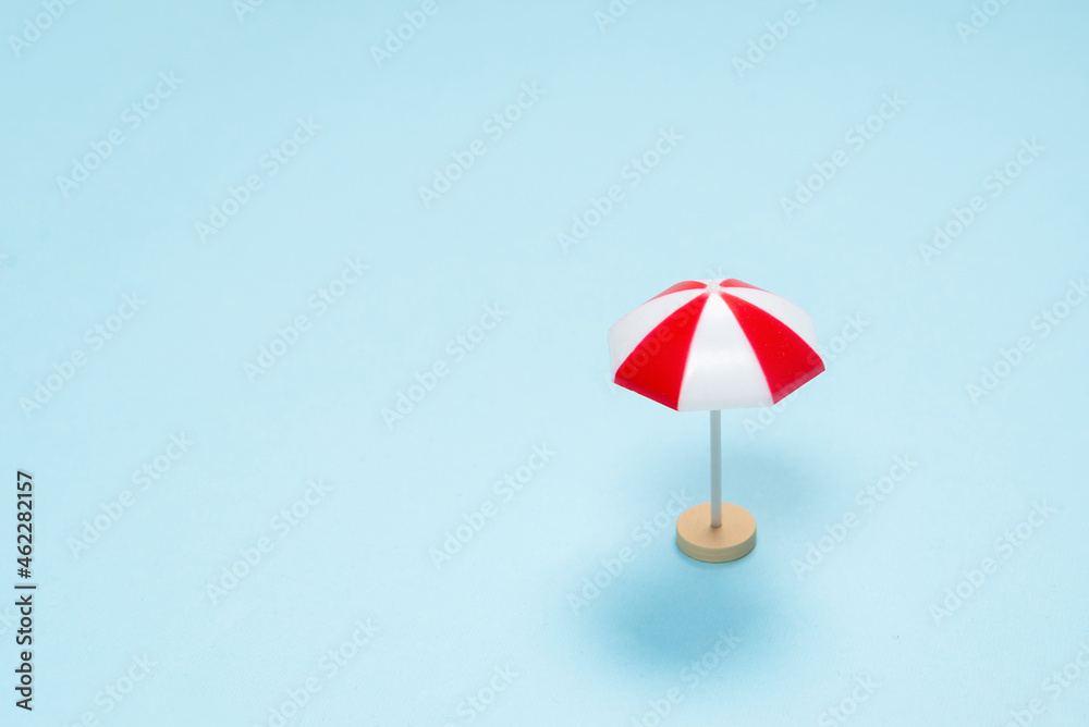 Obraz premium Red umbrella on a blue background.