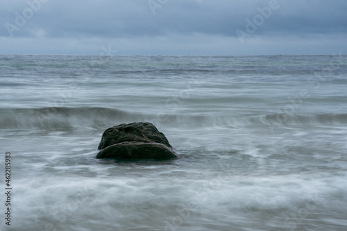 Stürmische Ostsee - Steine umspült von Wasser