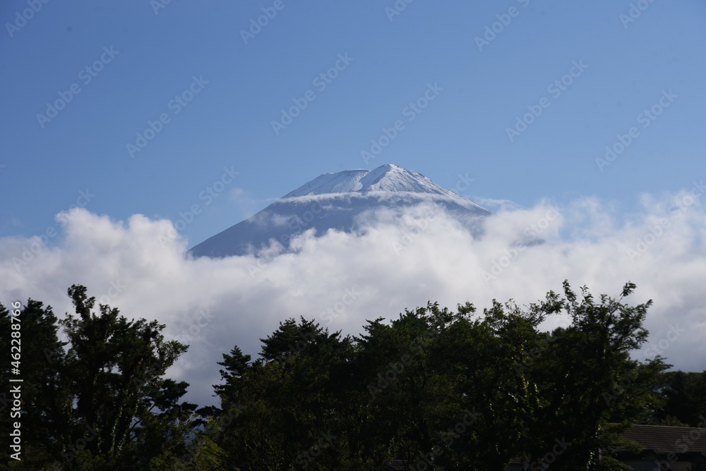 The first snowfall of Mt. Fuji in 2021. The first snowfall to announce the arrival of early winter on Mt. Fuji, which boasts the highest height in Japan, is September 26, 2021. 