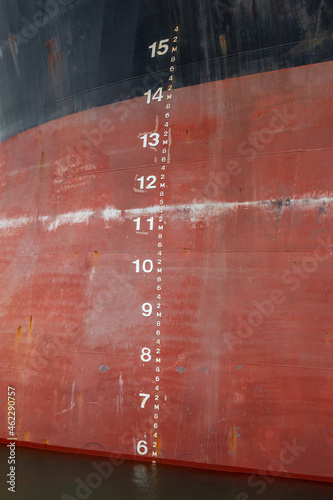 Foto Waterline and draft scale measure orange black ship