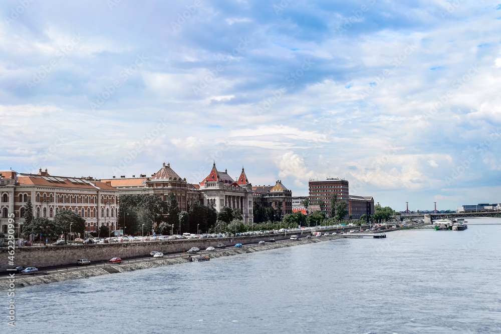 Obraz premium Scenic city view from the Liberty Bridge (Freedom Bridge) in Budapest, Hungary on a calm sunny day. Concept of travel, tourism, vacations and historical monuments.
